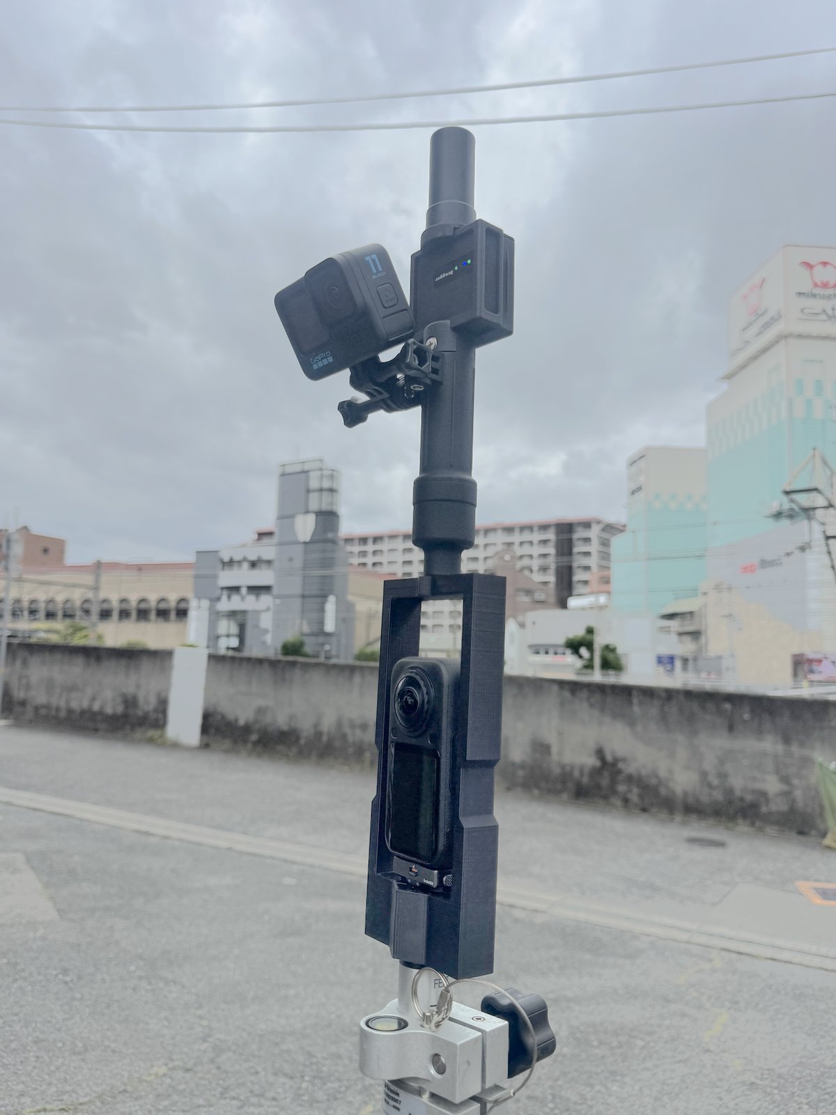 実機: GNSSアンテナ・Insta360 X6・GoProをポールに同軸装着した撮影リグ