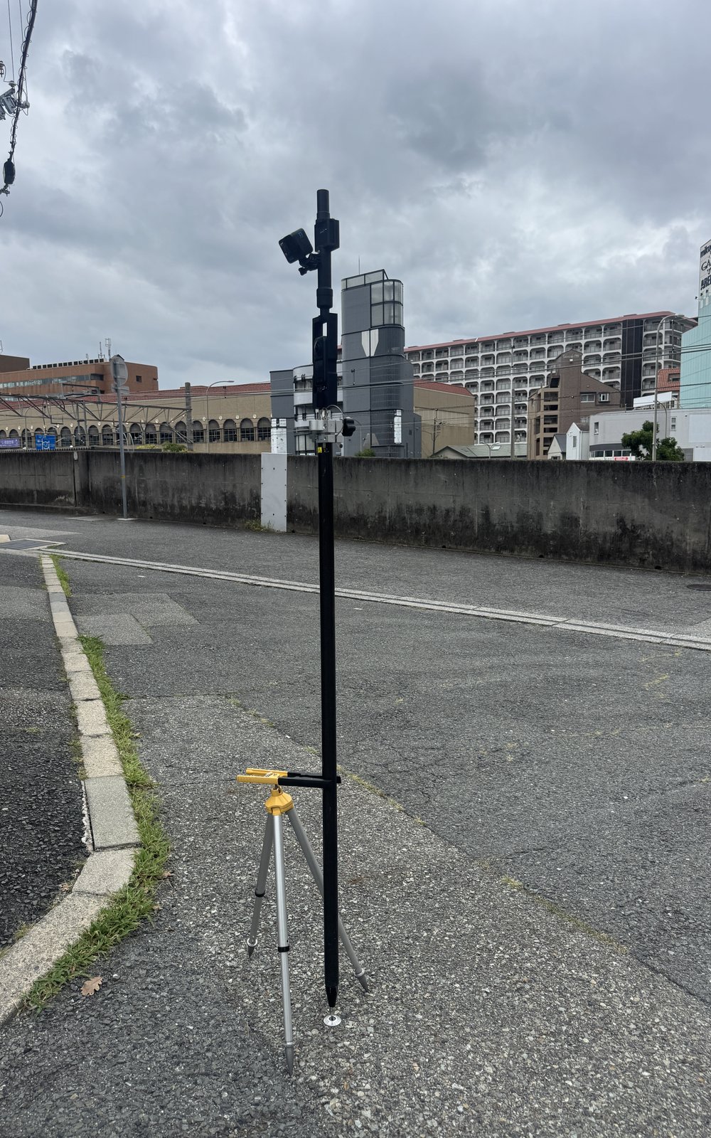 フル構成: ポール上にアジャスタ・Insta360 X6・Drogger RWGを同軸装着し、GoProを同架（現場・バイポッド使用）
